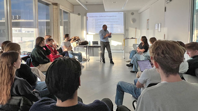 Dr. Gerhard Helm, Gründer und Geschäftsführer der Münchner Akademie für Business Coaching, beim Berufsinformationsseminar an den Nymphenburger Schulen.